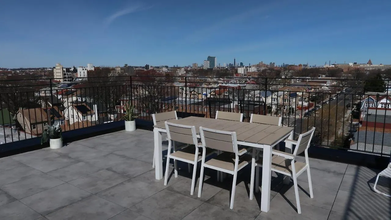 Spacious 2-Bedroom Apartment With Rooftop New York